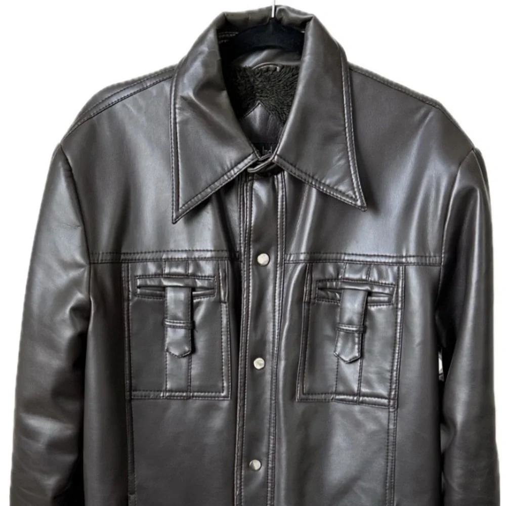 RARE! 70S CHOCOLATE BROWN VEGAN LEATHER SNAP BUTTON JACKET DAGGER COLLAR- Mens M - Picture 4 of 13